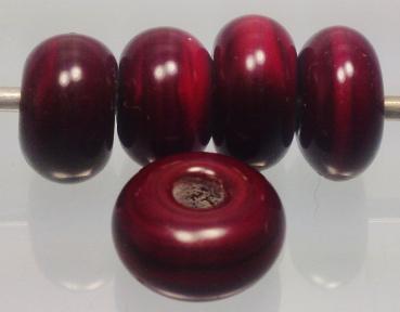 weinrote, opake Glasperlen