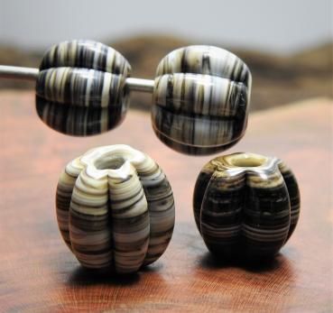marbled ivory-black melonbead