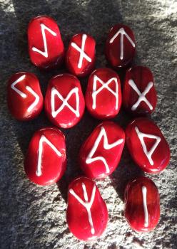 Anhänger mit Rune dunkelrot/ weiß