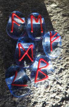 Anhänger mit Rune helles blau mit dunkelrot