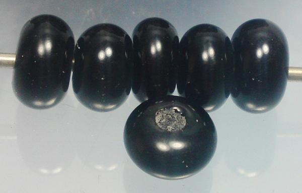 schwarze Glasperlen