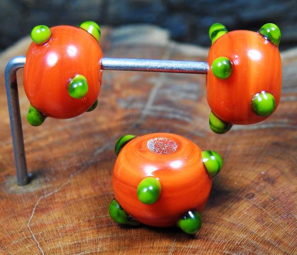 orange-grüne Tupfenperle