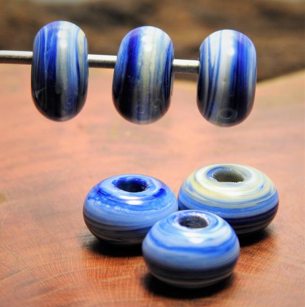 marbled ivory-blue glass bead