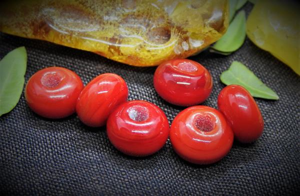 rote opake Glasperlen