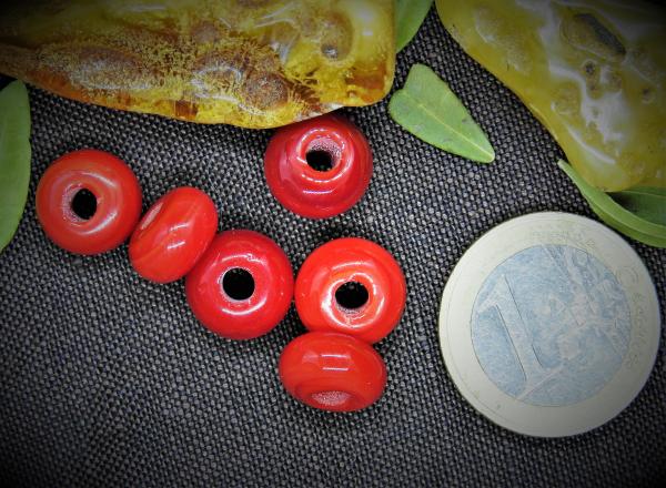 rote opake Glasperlen