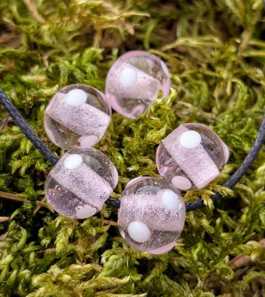 Pinkfarbene Tupfenperle