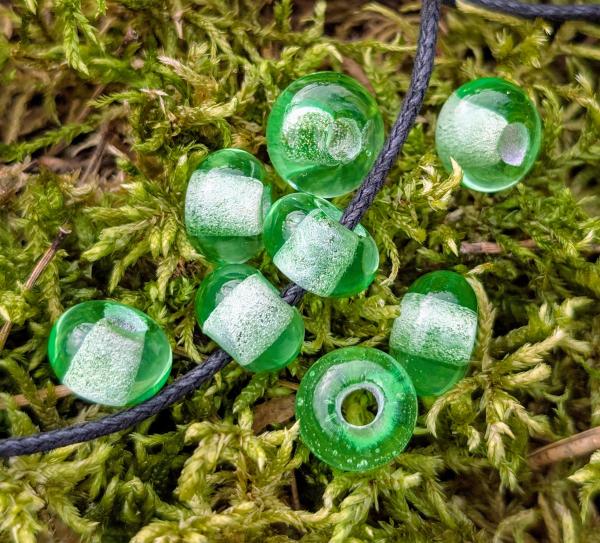 neongrüne Glasperle