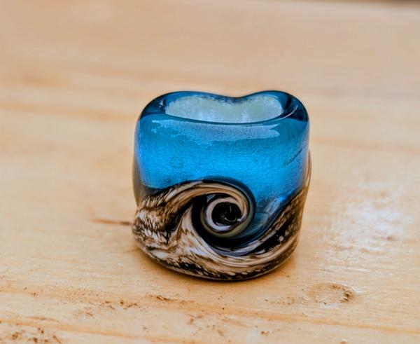 Handgefertigte Dreadperle „Meer & Strand“ – Elfenbein schwarz & Türkis