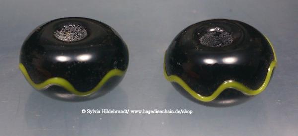 Historische Glasperle Haithabu – Schwarze Hallstatt-D-Perle mit gelber Wellenlinie